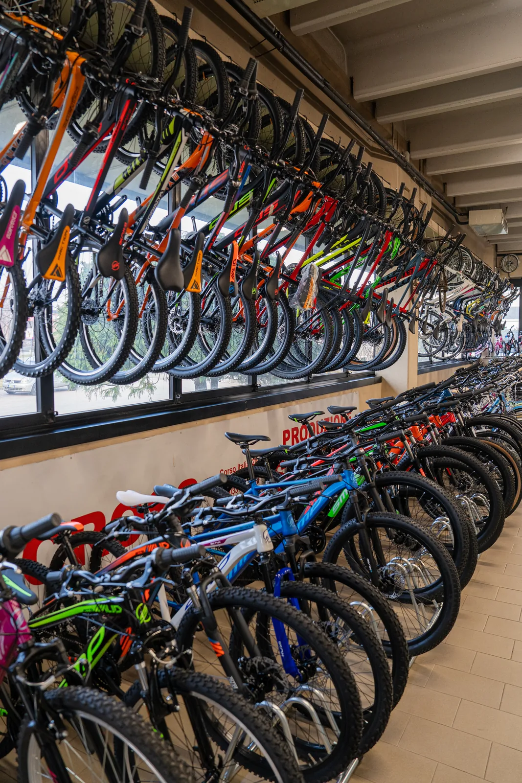 Biciclette Sempion esposte all’interno del negozio Speedcross