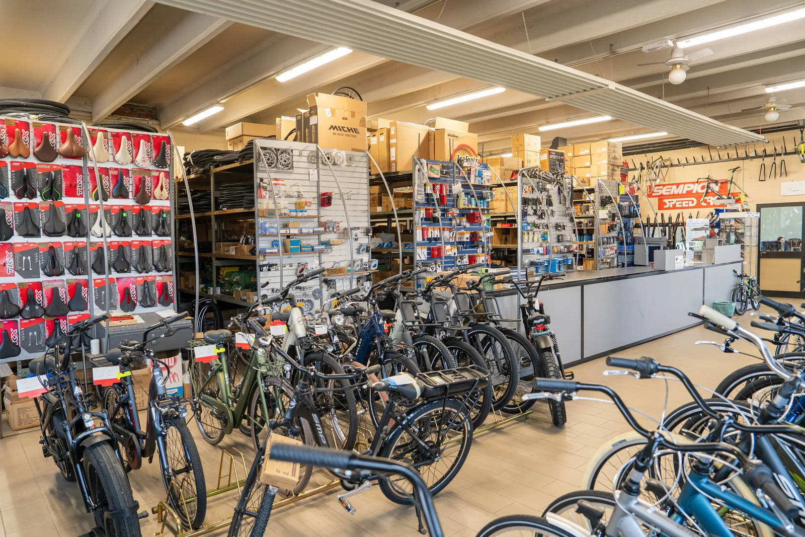 Interno del negozio Speedcross, con biciclette e ricambi in esposizione