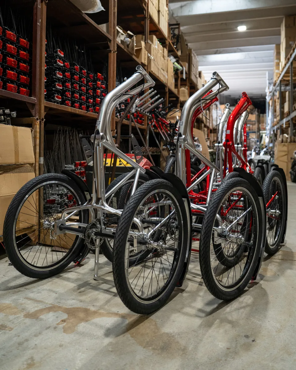 Biciclette a tre ruote e scaffalature nel magazzino Speedcross