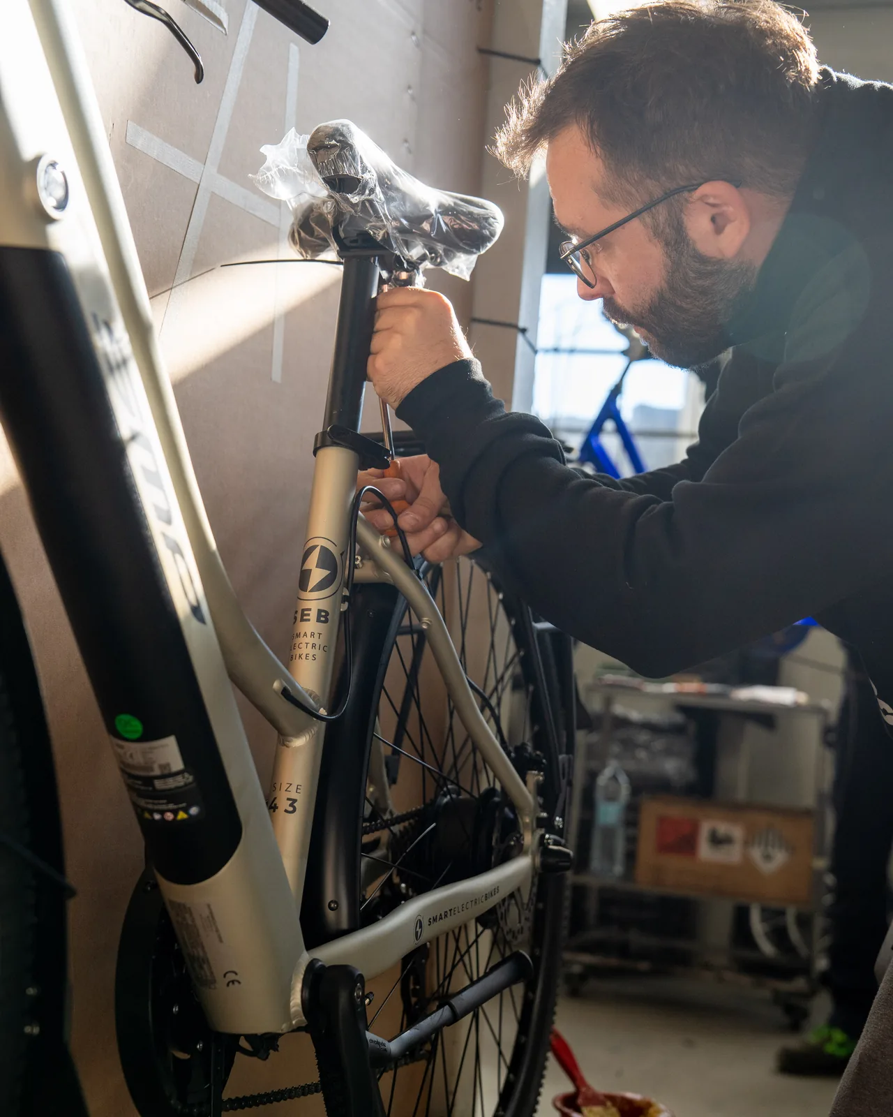 Operatore al lavoro su una bicicletta sulla linea Speedcross