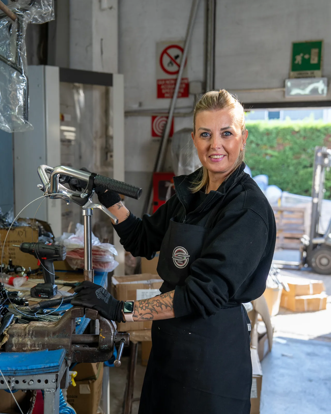 Operatrice al lavoro su una bicicletta nello stabilimento Speedcross