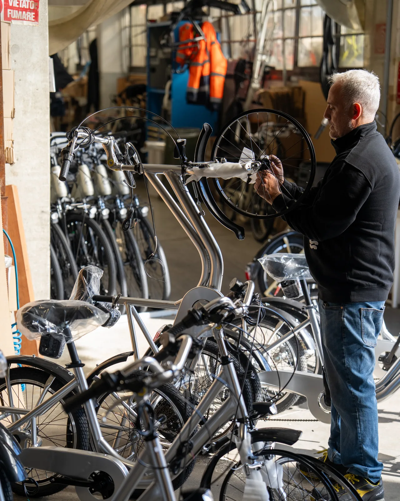 Postazione di lavoro lungo la linea di biciclette Speedcross
