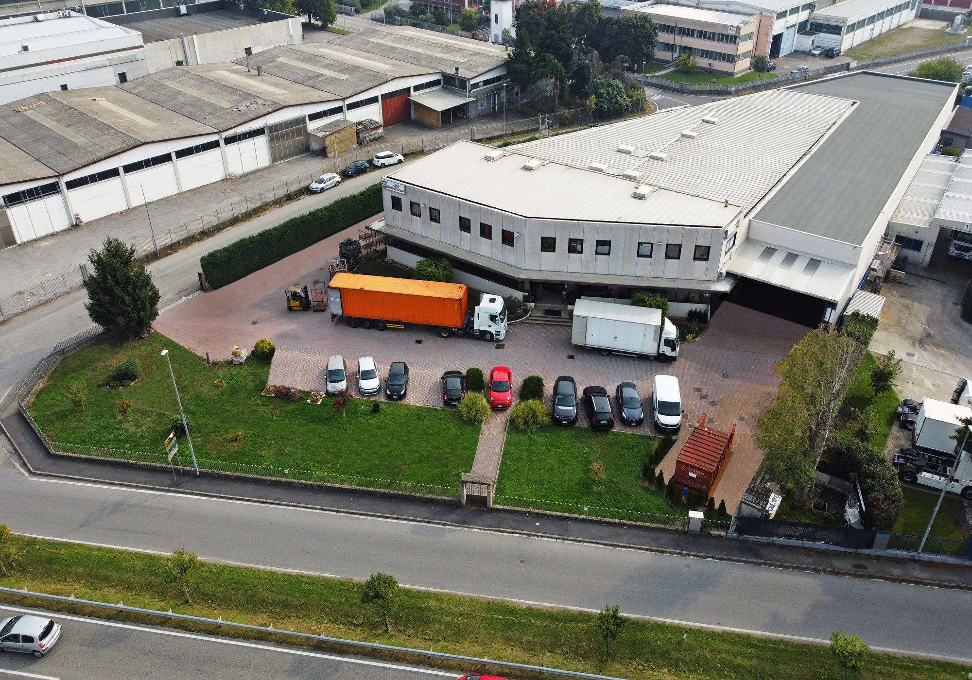 Vista aerea Speedcross: deposito 1 e linea di produzione al centro-destra, deposito 2 a sinistra